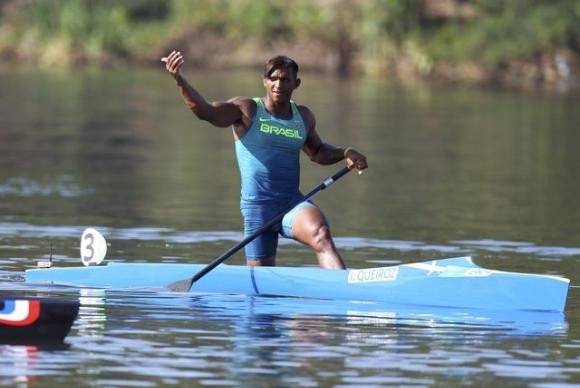 Isaquias Queiroz conquista medalha de prata na canoagem