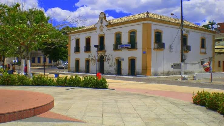 SFC: Prefeitura acolhe família de aluna vítima de intolerância e anuncia ações nas escolas