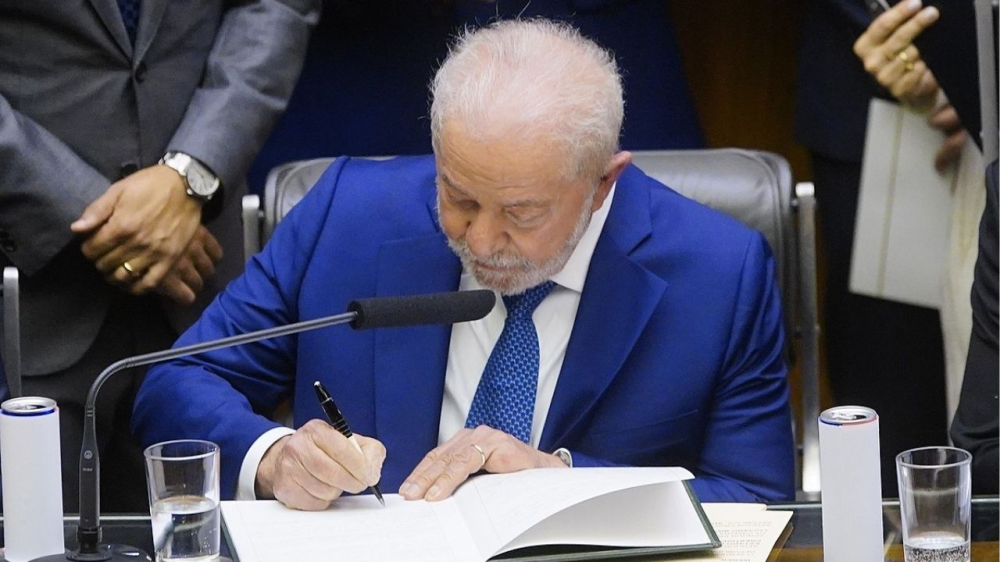 Trabalhadores celebram nova lei de aposentadoria aos 55 anos; veja modificações