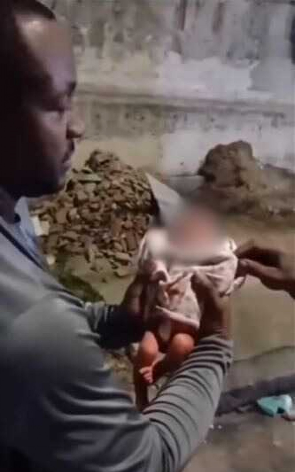 Bebê recém-nascida é encontrada no lixo por garis na Zona Norte do Rio de Janeiro.