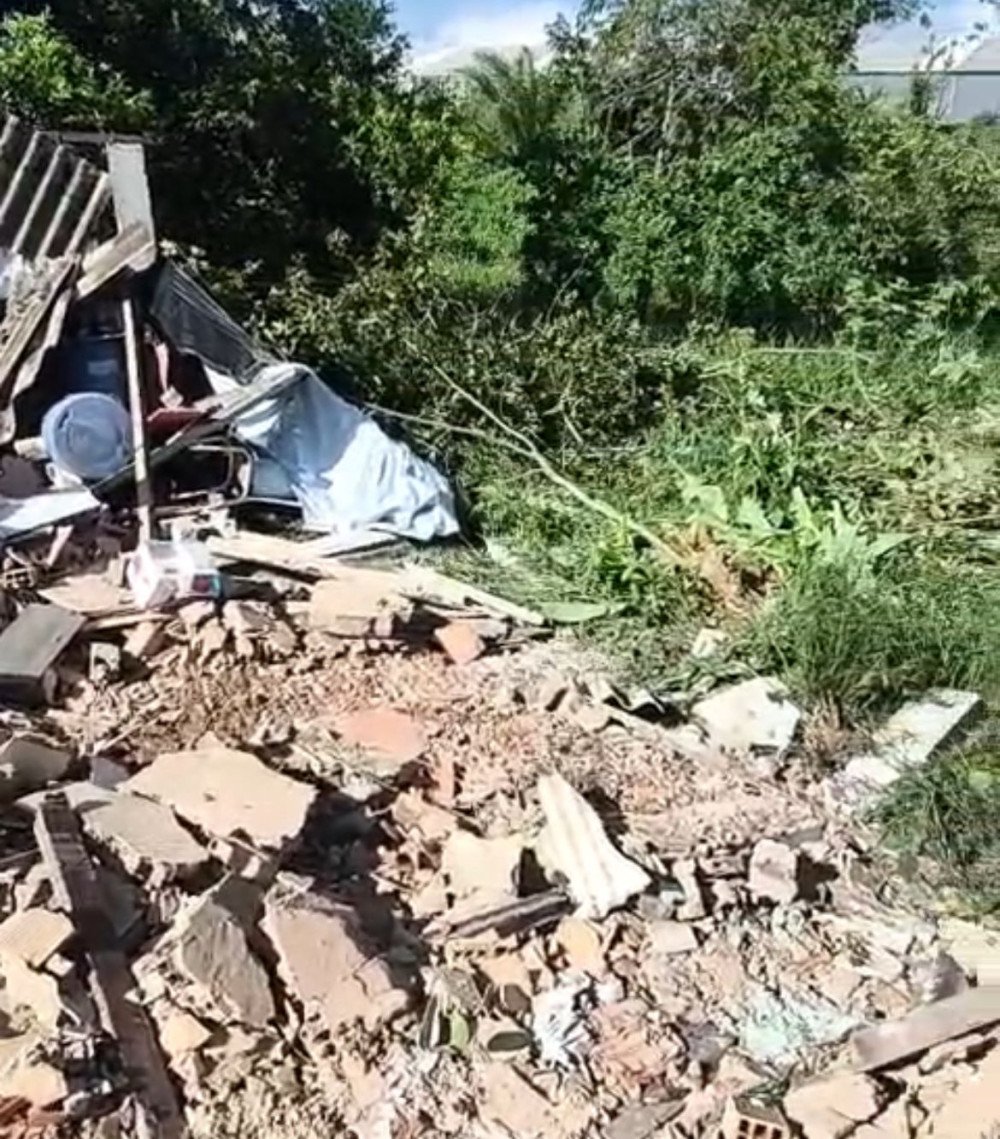 Família tem casa demolida com todos os pertences dentro e acusa empresa no Pasto de Fora em Candeias