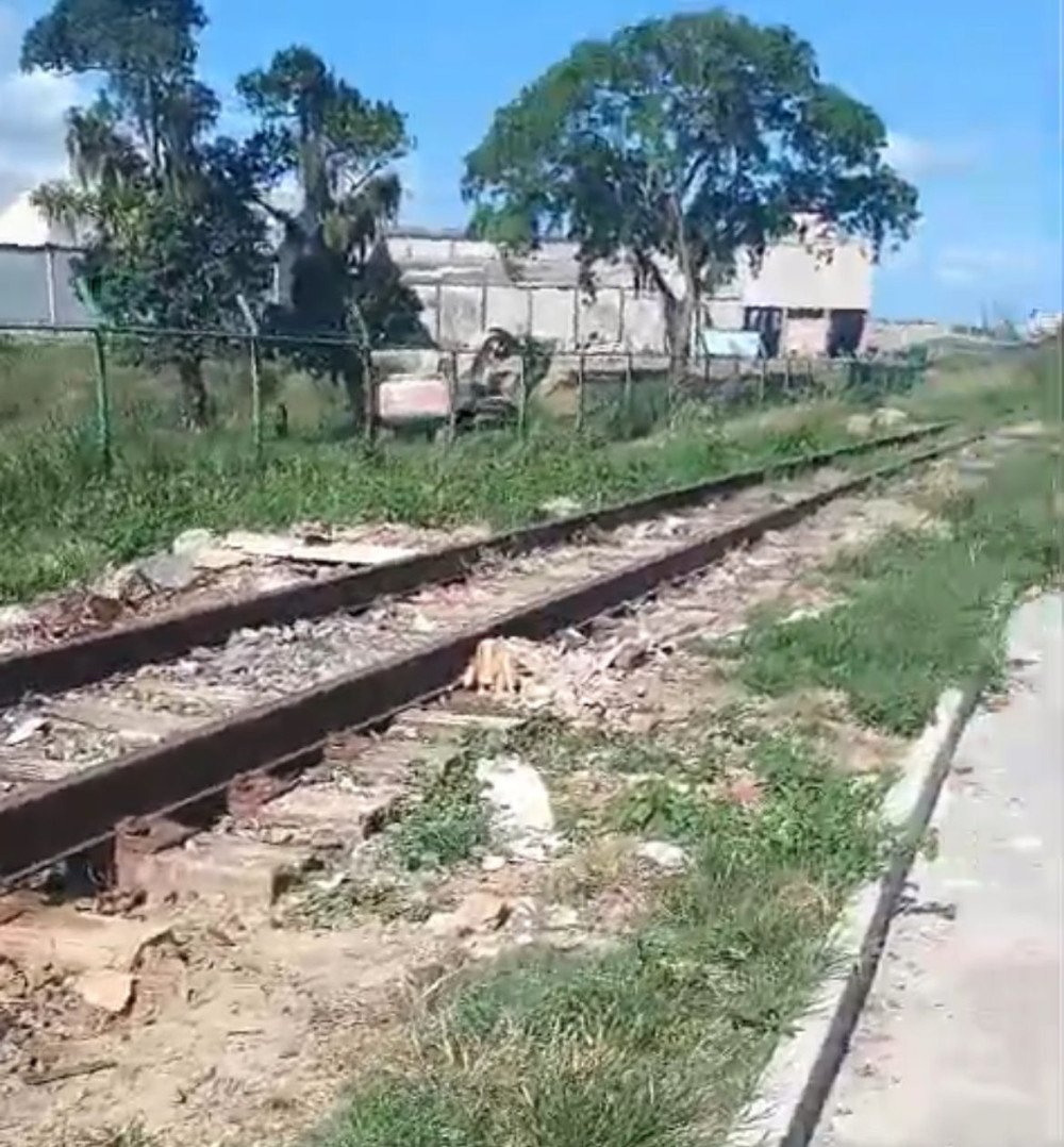 Família se desespera em ver casa de irmã demolida no distrito de Pasto de Fora; empresa emite nota sobre fato.