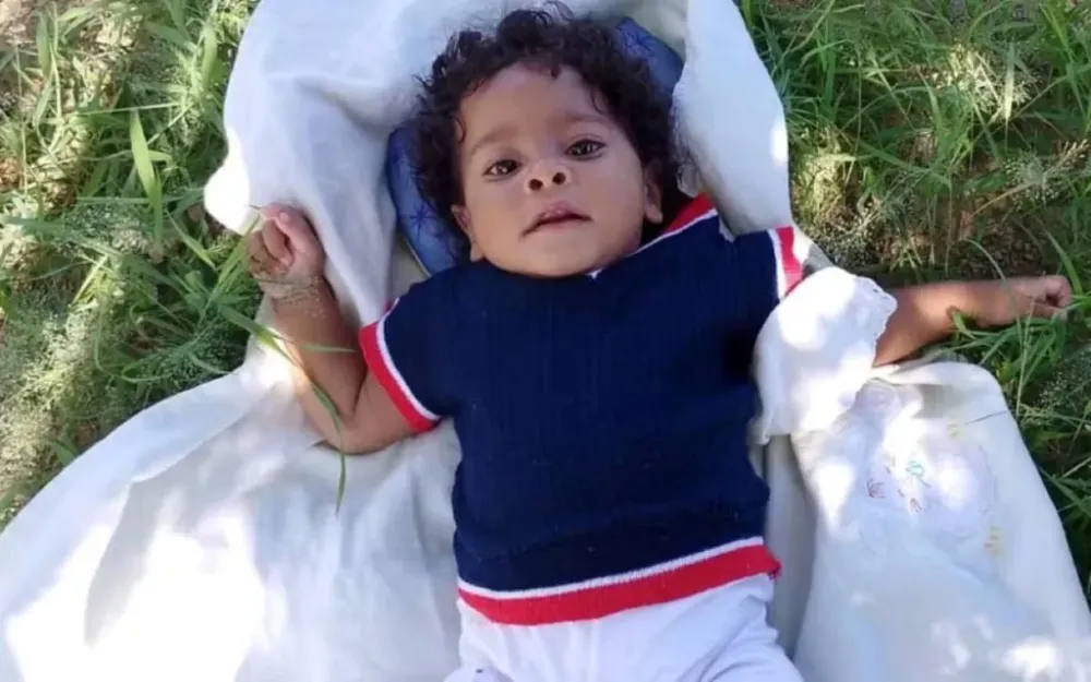 Criança de 1 ano morre eletrocutada após mãe conectar geladeira à tomada no oeste da Bahia