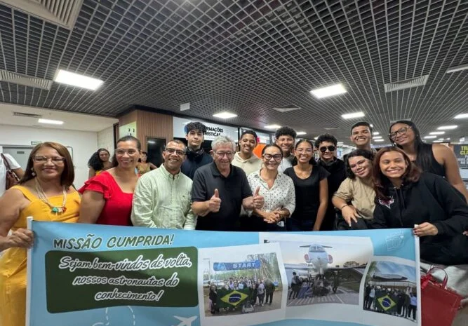 Camaçari: Prefeito Caetano recepciona no aeroporto estudantes que participaram de competição da NASA