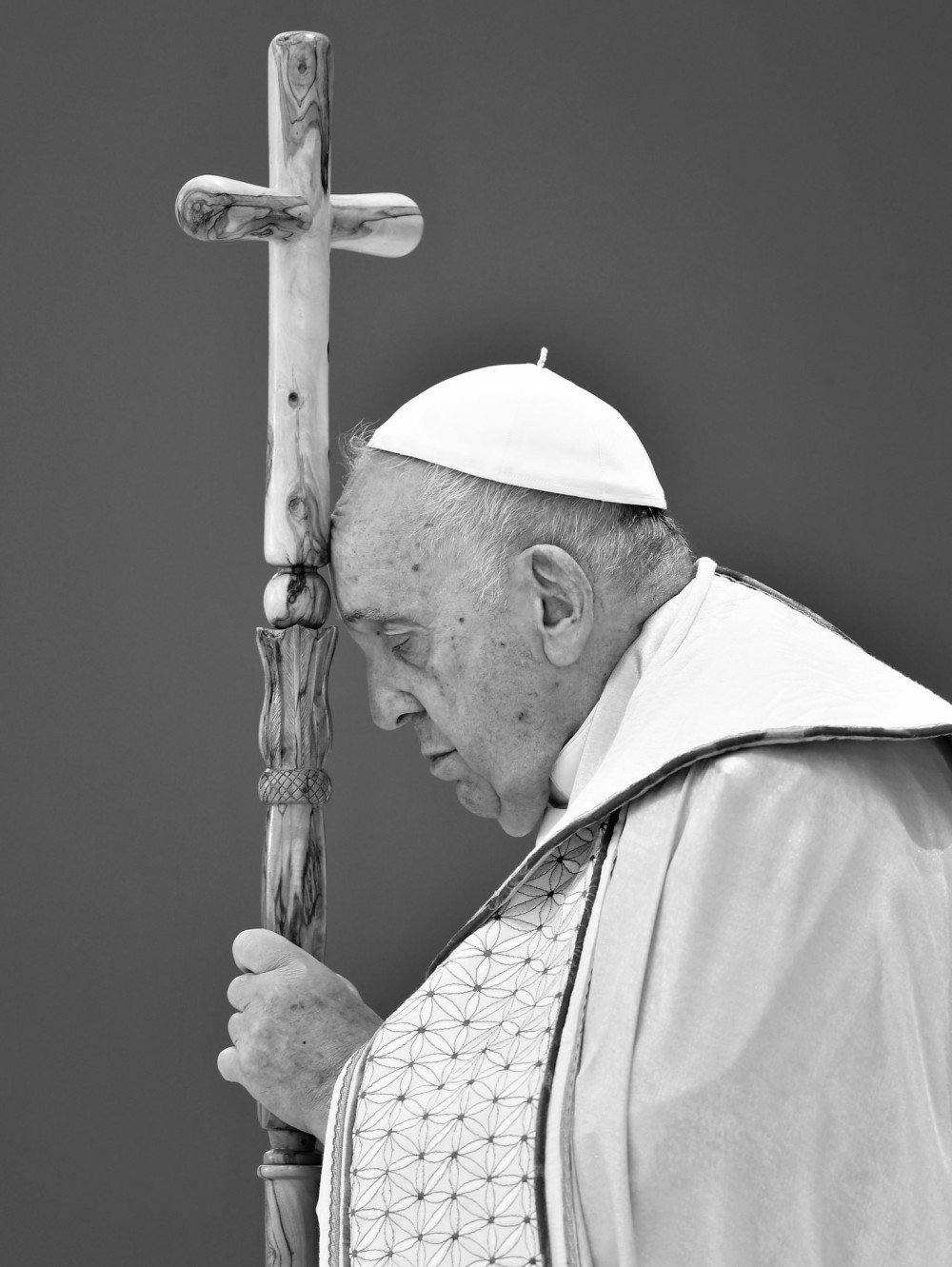 Papa Francisco, uma voz dos pobres que reformulou a Igreja Católica, morreu aos 88 anos, confirma o Vaticano.