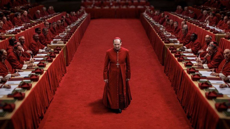‘Conclave’: Filme indicado ao Oscar encena disputa entre cardeais após morte de um papa