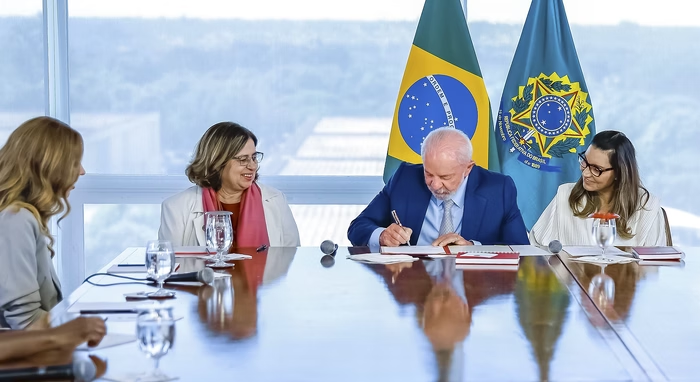 Lula sanciona pacote para proteção da mulher, incluindo penas mais duras para crimes com uso de IA