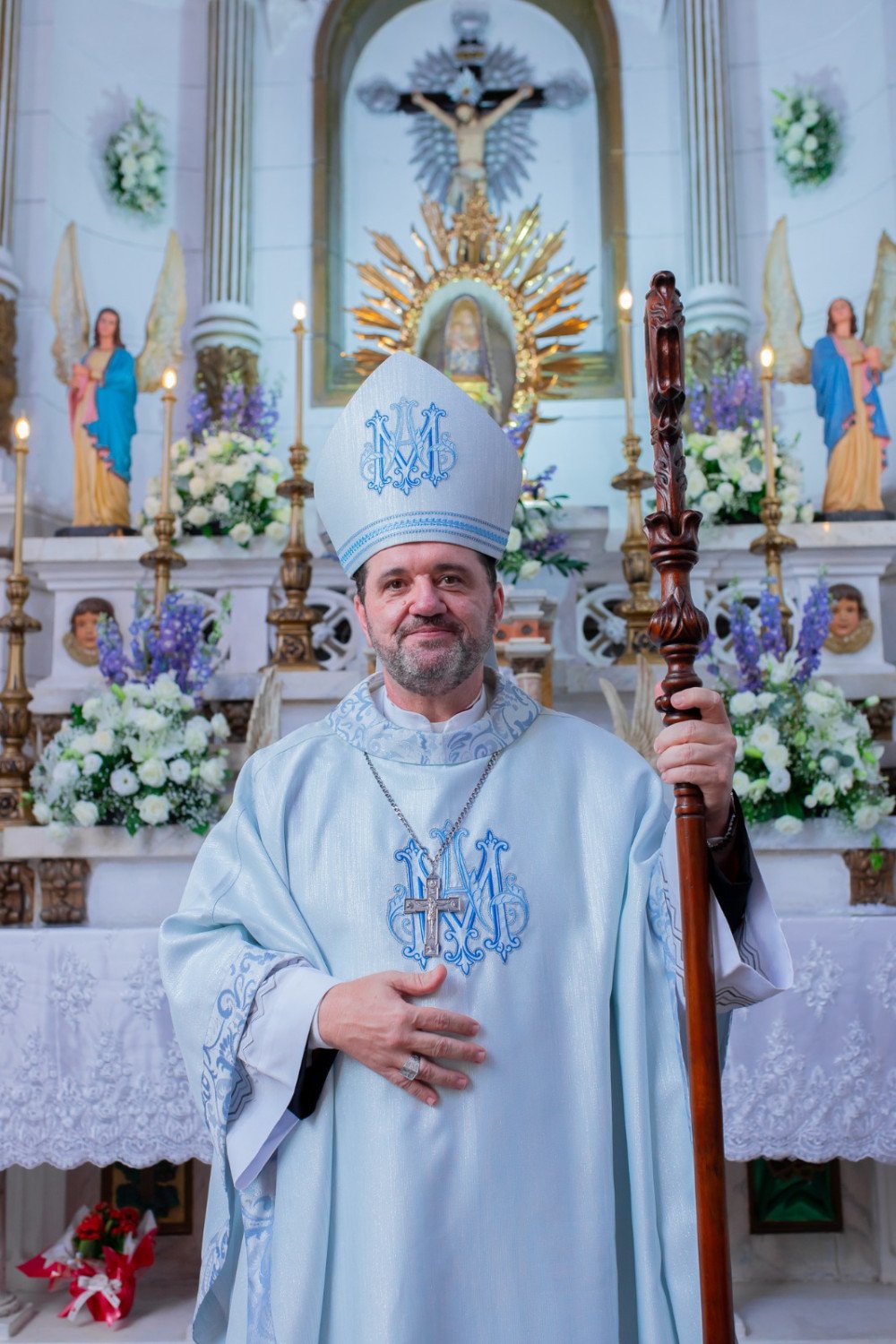 Diariamente, Dom Dirceu apresenta o programa Igreja Viva na rádio Candeias FM 87,9