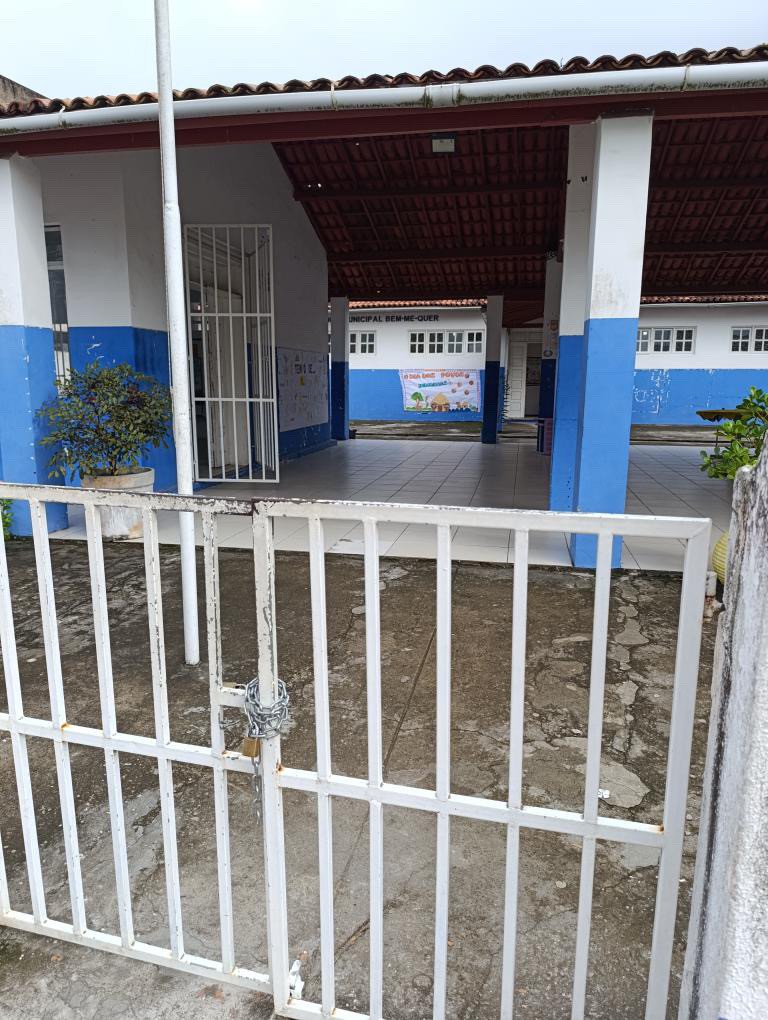 Mães fecham escola em protesto contra junção de turmas em São Francisco do Conde