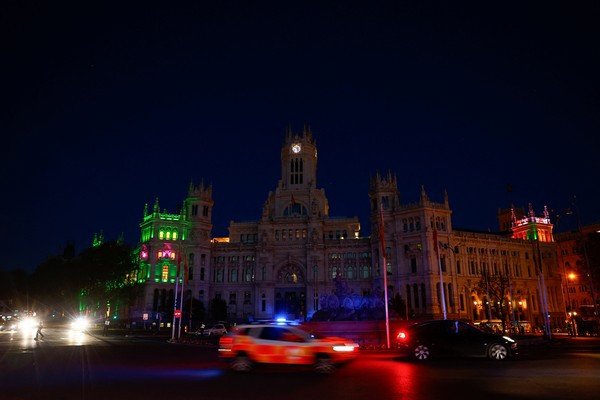 Energia começa a voltar depois de apagão na Espanha e em Portugal; moradores comemoram
