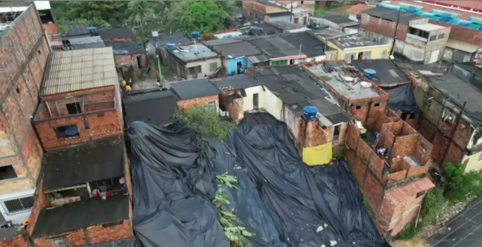 Dez casas são interditadas em cidade na Região Metropolitana de Salvador após deslizamento de terra durante fortes chuvas