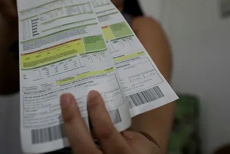 Lula vai assinar MP que concede isenção na conta de luz para 60 milhões de brasileiros no retorno da China, diz Silveira