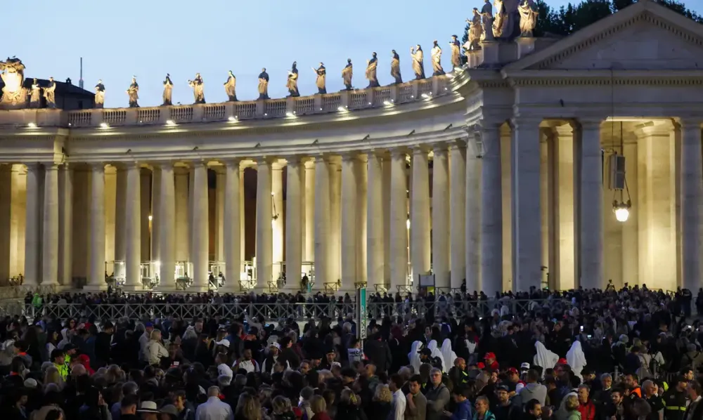 Conclave: Vaticano tem fumaça preta após nova votação