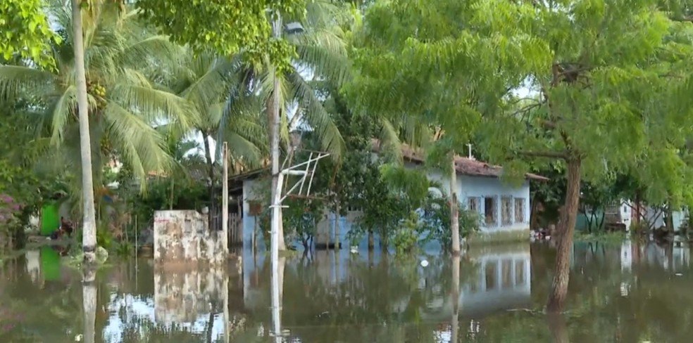 Ruas alagadas e moradores ilhados: rio transborda após fortes chuvas atingirem cidade na região metropolitana de Salvador