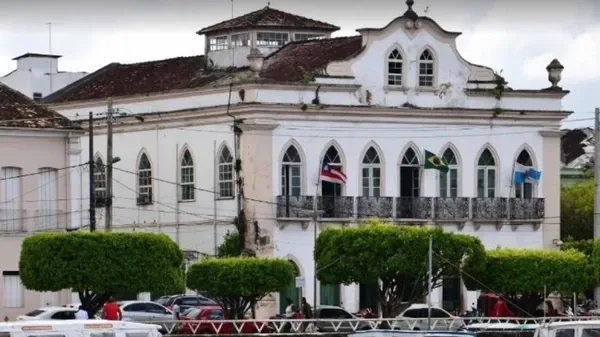 Professores questionam decreto de prefeitura baiana que proíbe uso de celulares para servidores