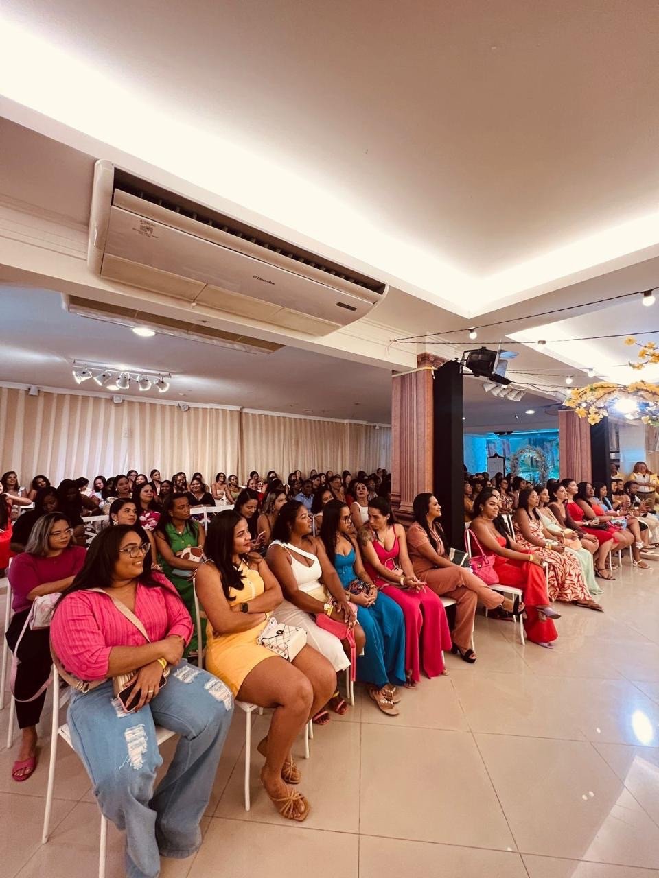 Escola Joias de Cristo reforça o orgulho de ser mãe de uma joias com evento lindo para celebrar o dia das mães.