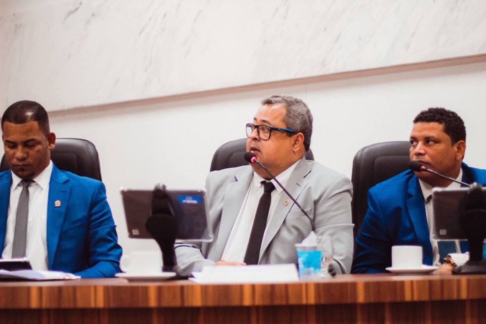 Vereador Dr. Léo celebra aprovação do reajuste salarial dos servidores públicos e destaca avanços na saúde de Candeias