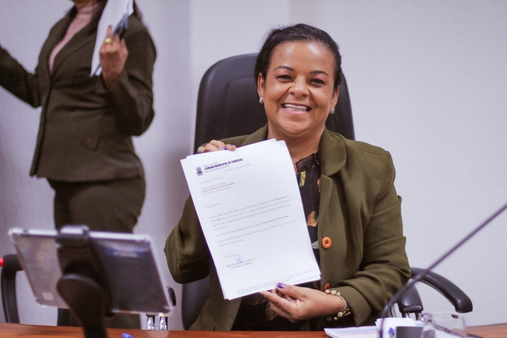 Rosana de Bobó reforça compromisso ao votar sim ao aumento dos servidores públicos em Candeias.
