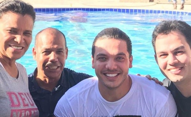 “Deus preparou tudo”, diz Weslei Safadão após ser batizado em retiro espiritual