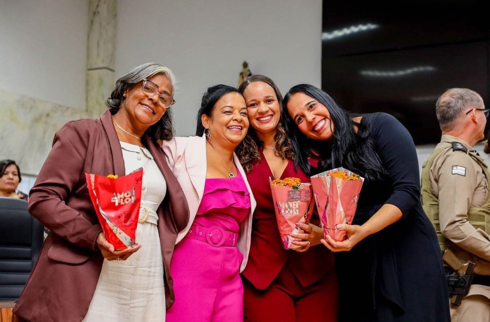 Primeira-dama de Candeias prestigia sessão especial em homenagem às mulheres e às mães