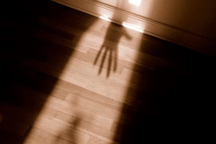 Pai estupra filhas gêmeas por um ano e mãe é coagida a não denunciar