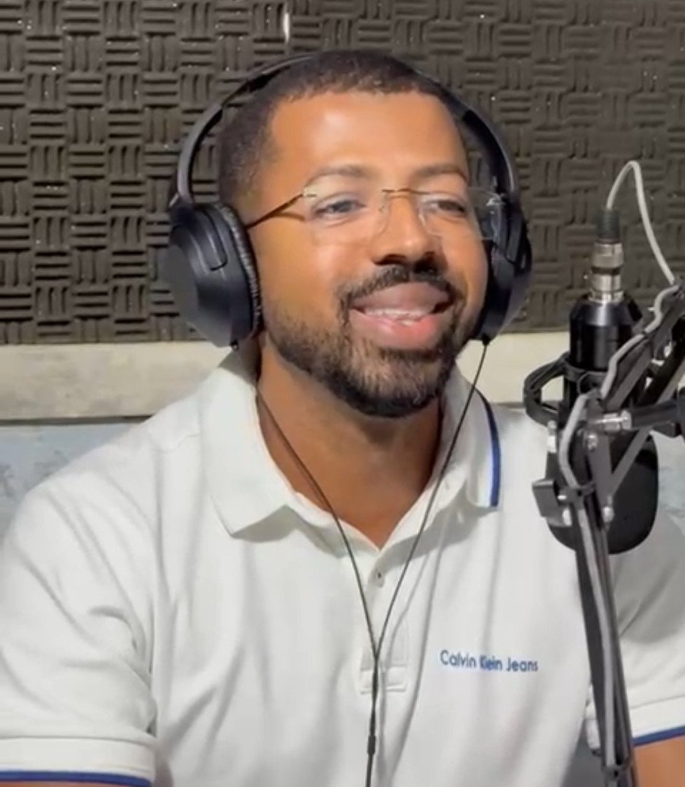 Prefeito Eriton Ramos anuncia atrações locais do São João de Candeias durante entrevista na Candeias FM e Resenha de Notícias