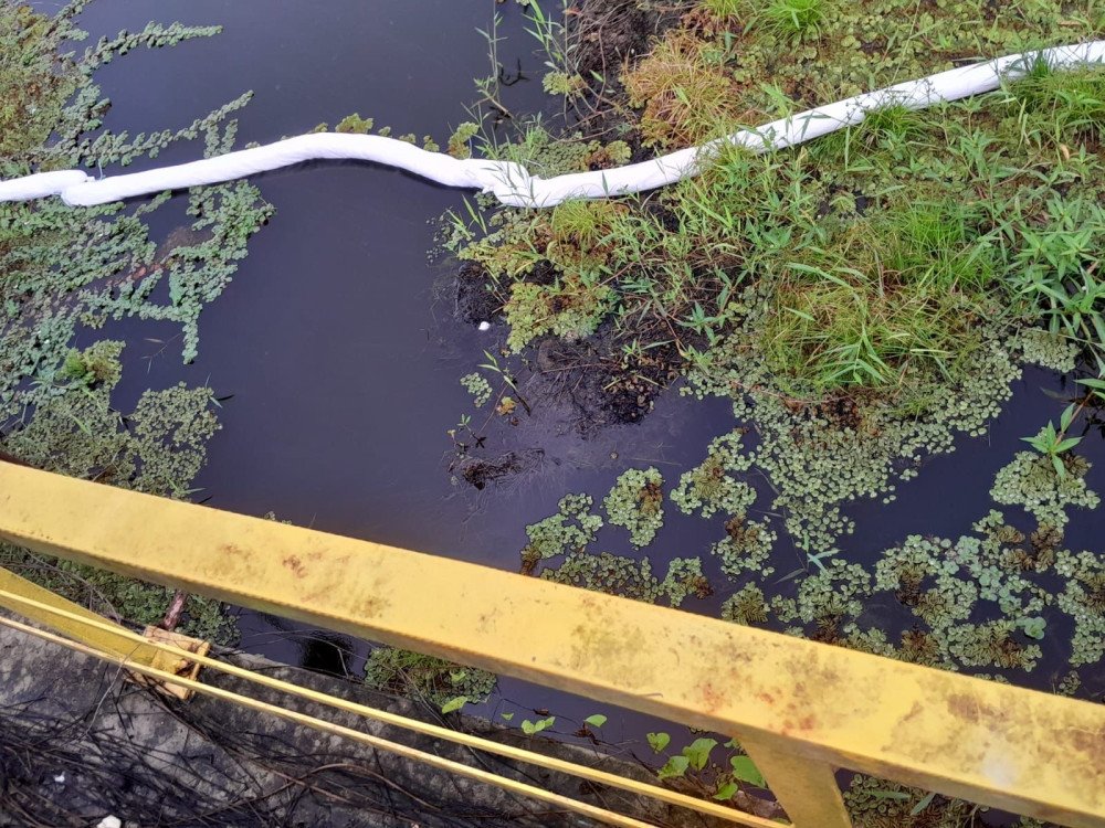 Prefeitura notifica a Acelen e levanta suspeita de crime ambiental após morte de peixes em barragem de São Francisco do Conde
