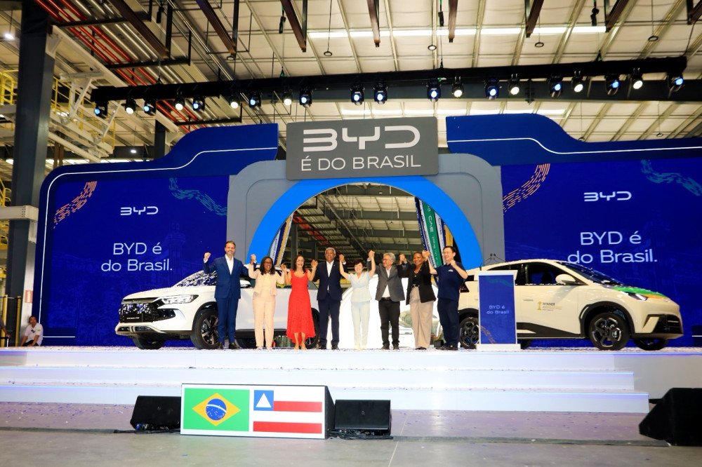 Jerônimo destaca liderança da Bahia na revolução energética, durante apresentação de primeiro carro elétrico montado na fábrica da BYD, em Camaçari