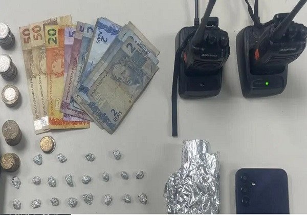 Homem é alcançado e preso com drogas e rádios comunicadores