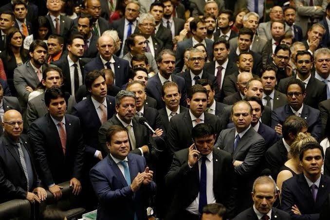 “Quando o silêncio fala mais alto: a omissão dos políticos diante da tarifa de Trump”