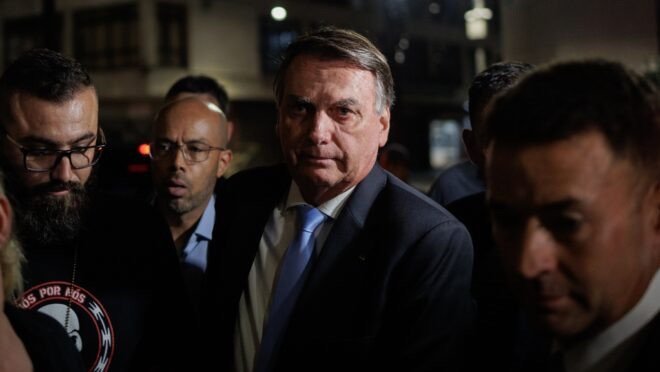 Bolsonaro é alvo de operação da PF em Brasília; Moraes determina uso de tornozeleira eletrônica