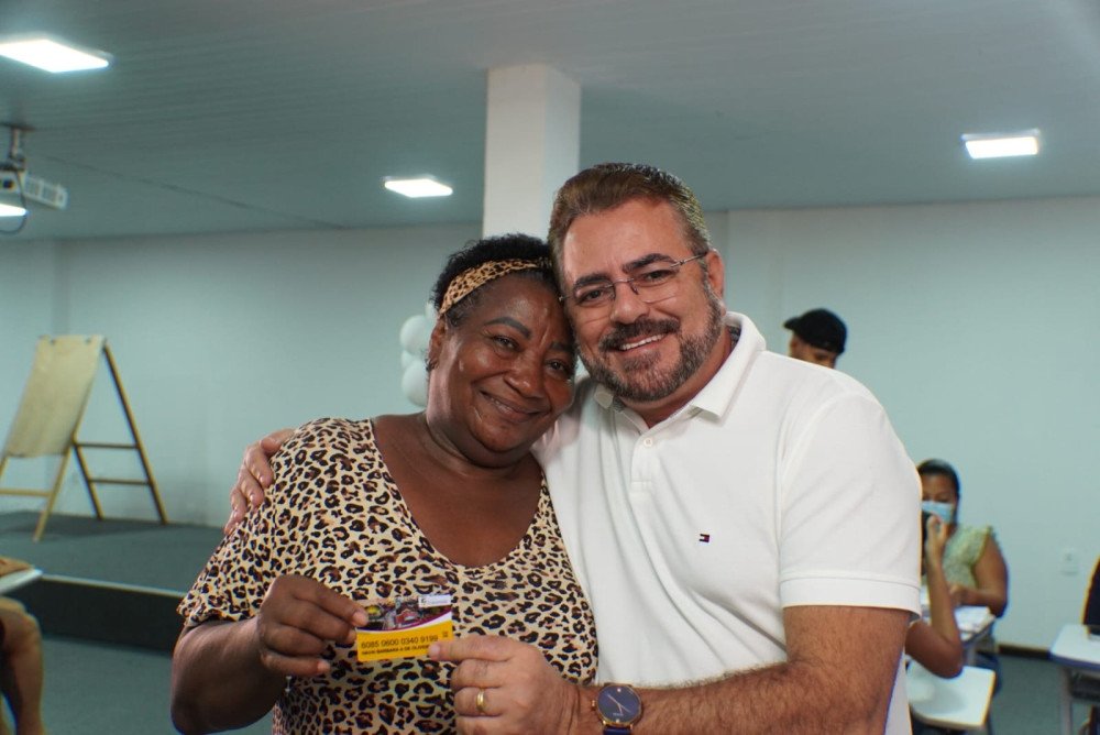 Madre de Deus amplia rede de proteção social com entrega dos cartões aos novos beneficiários do Programa Travessia.