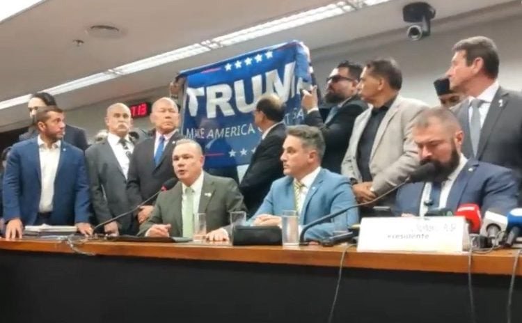 Às vésperas de tarifaço, deputados exibem bandeira de Trump para defender Bolsonaro na Câmara