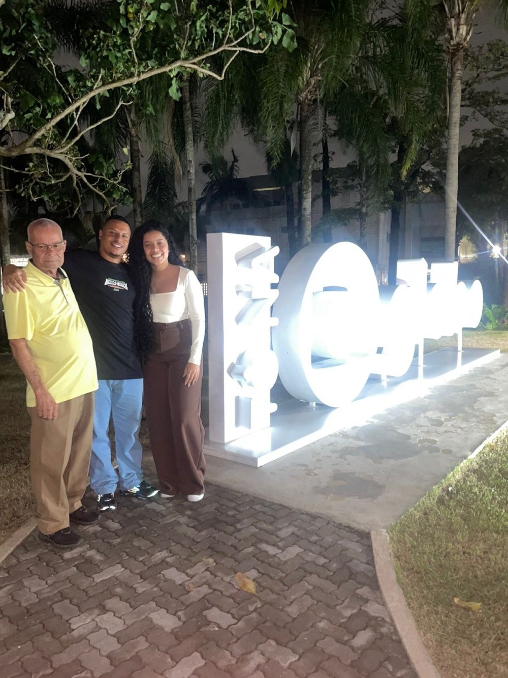 Filho de Candeias, Sr. SinéZio, reencontra os netos Alice Bianca e João após 22 anos no Domingão do Huck