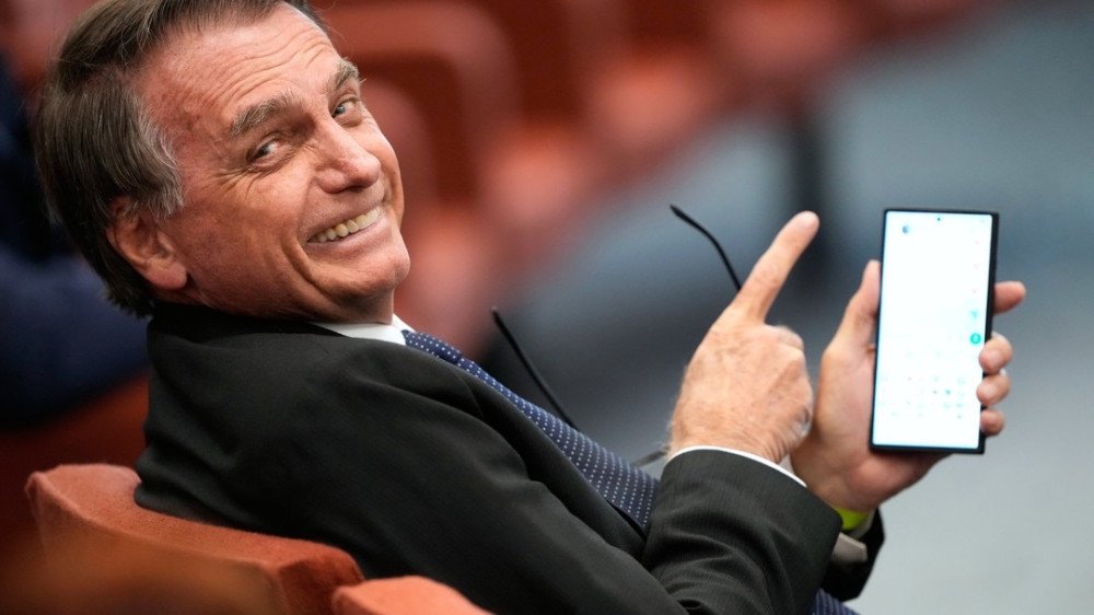 Como deputado, Bolsonaro apresentou proposta para dar ao STF poder exclusivo de suspender redes sociais