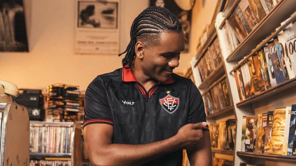 Vitória divulga nova camisa inspirada nos anos 90