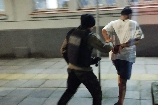 FILHO É PRESO SUSPEITO DE MATAR MÃE ASFIXIADA EM PORTO ALEGRE E LIGAR PARA POLÍCIA