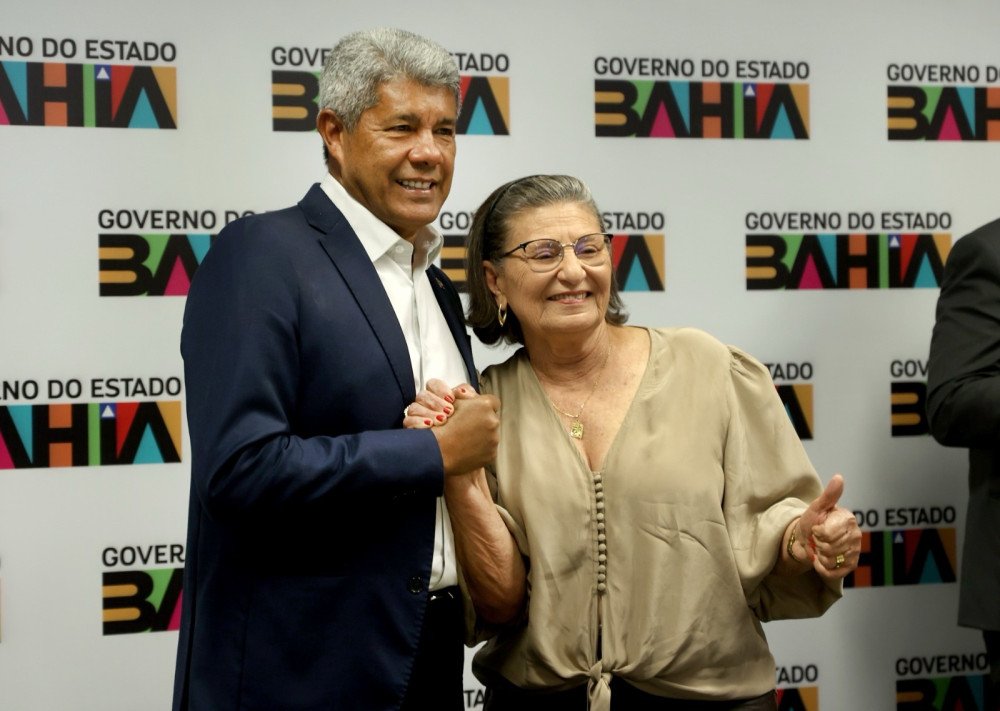 Governador recebe prefeita de São Sebastião do Passé e entrega ambulância, van para TFD e equipamentos hospitalares ao município