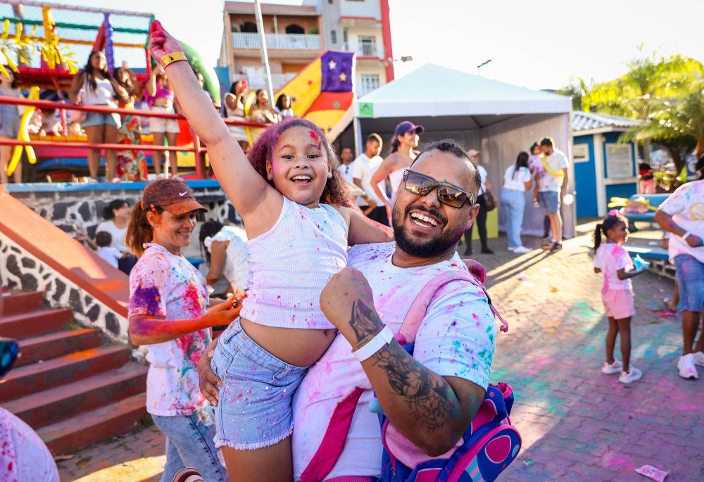 Escola Joias de Cristo invade as ruas de Candeias transbordando amor para homenagear seu pais.