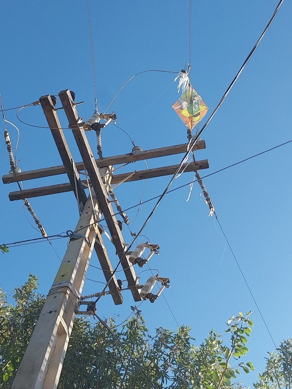 Menino de 10 anos morre ao tentar pegar pipa em poste na Bahia