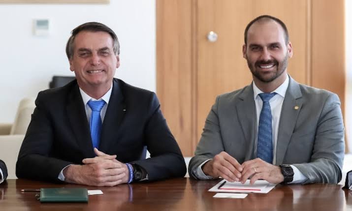 PF DIVULGA MENSAGENS EM QUE EDUARDO BOLSONARO XINGA O PAI, JAIR BOLSONARO