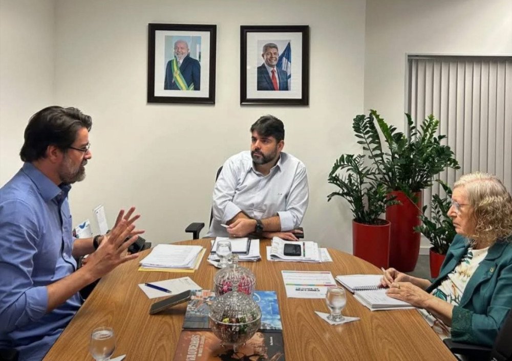 Secretário Adolpho Loyola e deputada Maria Del Carmen dialogam sobre fortalecimento do governo estadual nos municípios baianos
