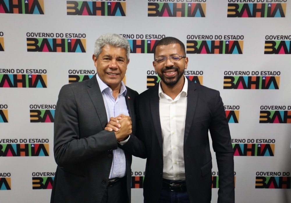 Governador entrega equipamentos para Prefeitura de Candeias e debate obras estruturantes para o município