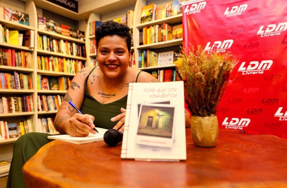 Com veia poética, Nathalya Cavalcanti lança terceiro livro na capital baiana