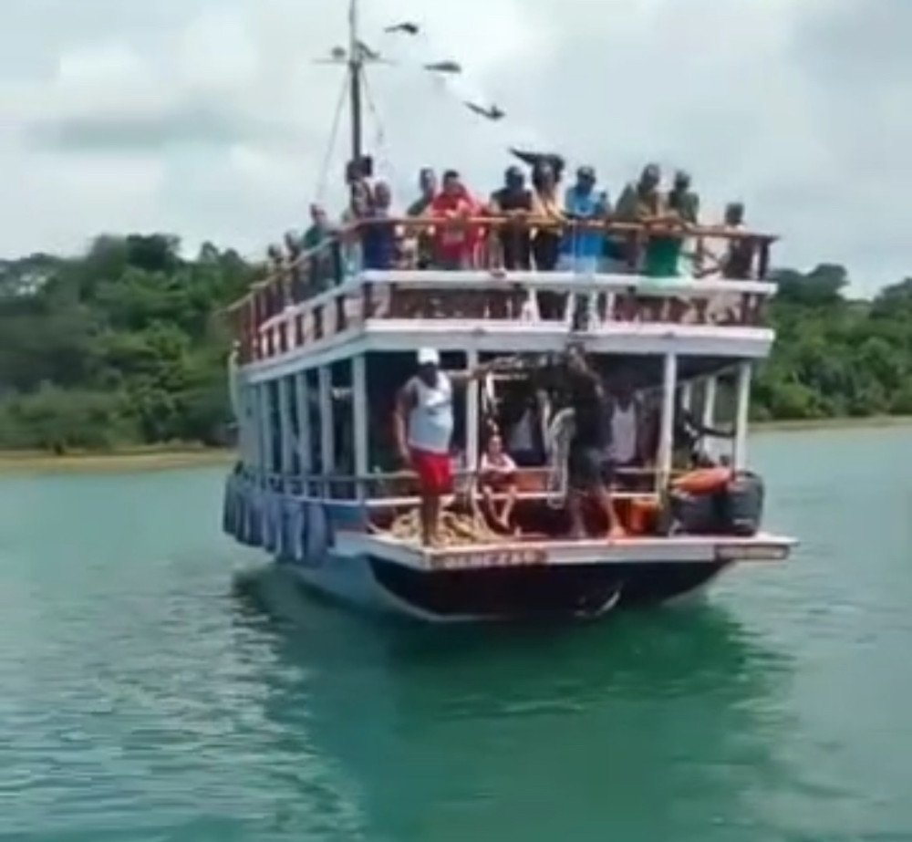 Embarcação atinge canoa com pescadores e criança em Madre de Deus