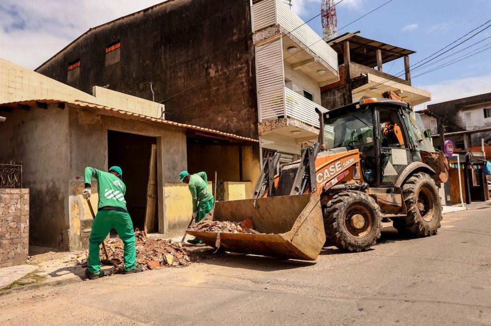 Candeias: “SEMAN nos bairros” inicia mutirão de limpeza com quase 100 profissionais no Malembá