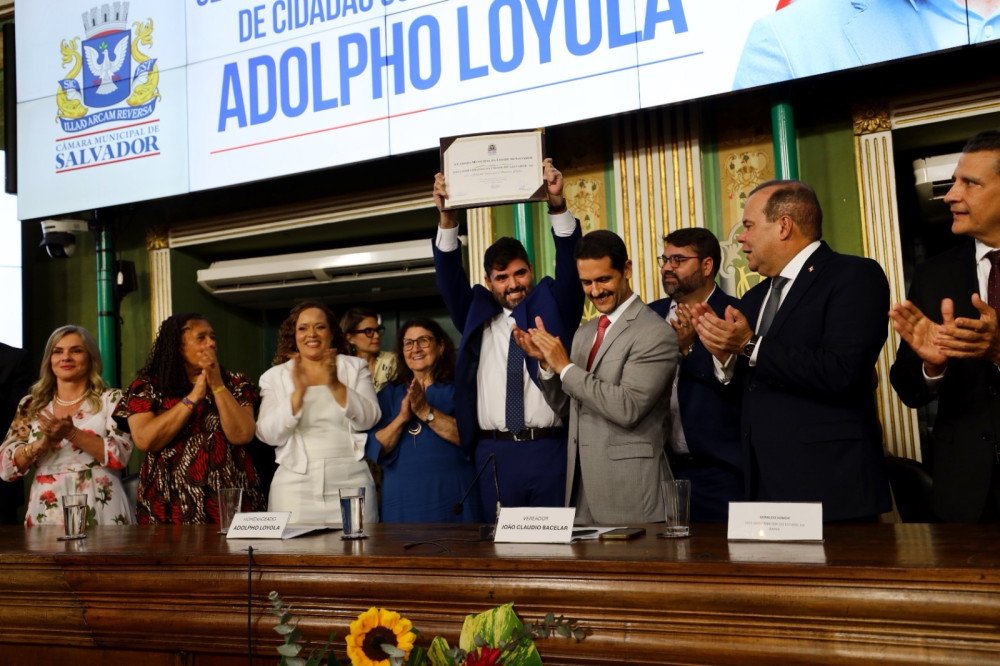 “Cheguei aqui para trabalhar, para estudar, e hoje recebo uma homenagem muito gratificante”, diz Adolpho Loyola ao receber Título de Cidadão de Salvador