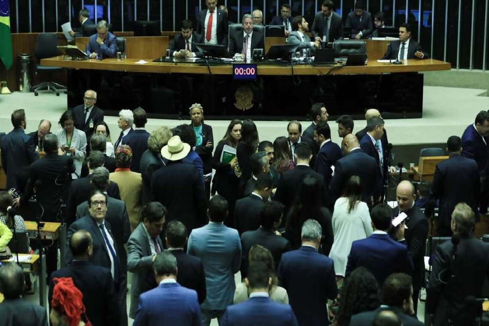 Após manobra do Centrão, Câmara aprova voto secreto para validar ações contra parlamentares