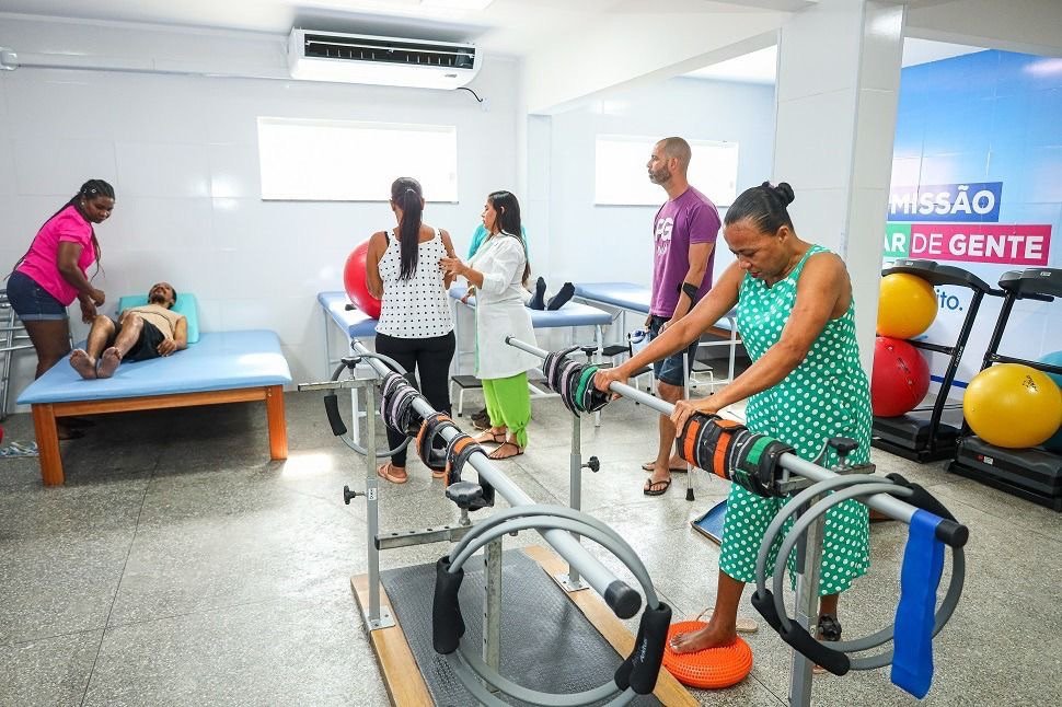 Candeias: Prefeito Eriton entrega uma das Clínica de Reabilitação mais equipadas da região