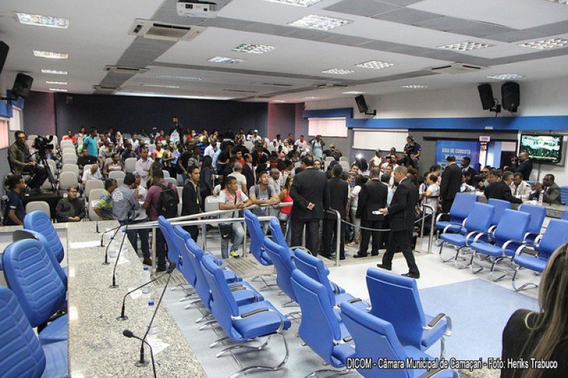Manifestantes ocupam Câmara Municipal de Camaçari e sessão é suspensa